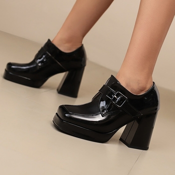 „Amazon“ užsienio prekybos madingi kvadratinės galvutės storu dugnu, 34–44 dydžio, vienspalviai sagtimi moteriški bateliai ankstyvą 2025 m. pavasarį.