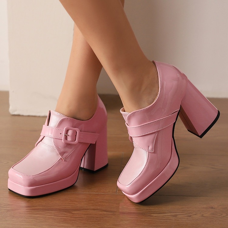 „Amazon“ užsienio prekybos madingi kvadratinės galvutės storu dugnu, 34–44 dydžio, vienspalviai sagtimi moteriški bateliai ankstyvą 2025 m. pavasarį.