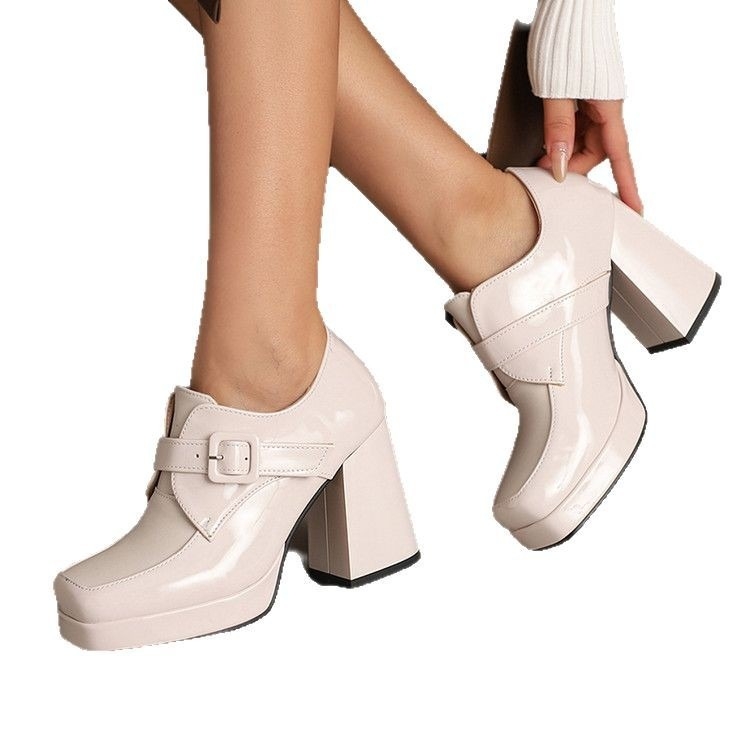 „Amazon“ užsienio prekybos madingi kvadratinės galvutės storu dugnu, 34–44 dydžio, vienspalviai sagtimi moteriški bateliai ankstyvą 2025 m. pavasarį.