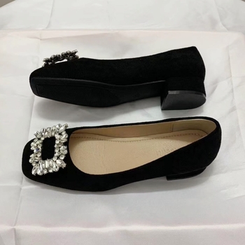 Prancūziško stiliaus kvadratinės nosies zomšos madingi 2024 m. elegantiški nišiniai stambiakulniai bateliai moterims, žemi aukštakulniai su cirkoniais, kvadratine sagtimi