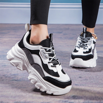 Γυναικεία παπούτσια για μπαμπά 2025 Άνοιξη και Φθινόπωρο Νέα, ευέλικτα, μοντέρνα, casual λευκά αθλητικά παπούτσια με χοντρή σόλα