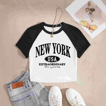 2025 m. nauji europietiški ir amerikietiški, tarpvalstybiniai, madingi trumpomis rankovėmis, kontrastingos spalvos, apvalios iškirptės, raidėmis marginti trumpi, seksualūs mergaitiški marškinėliai.