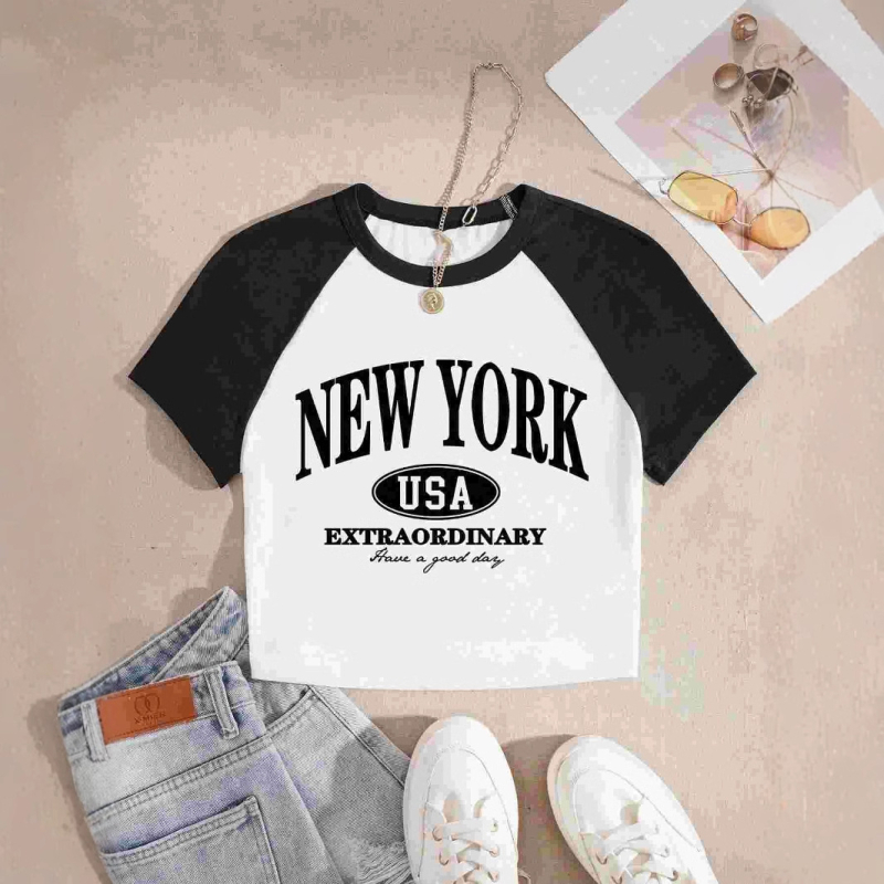 2025 m. nauji europietiški ir amerikietiški, tarpvalstybiniai, madingi trumpomis rankovėmis, kontrastingos spalvos, apvalios iškirptės, raidėmis marginti trumpi, seksualūs mergaitiški marškinėliai.