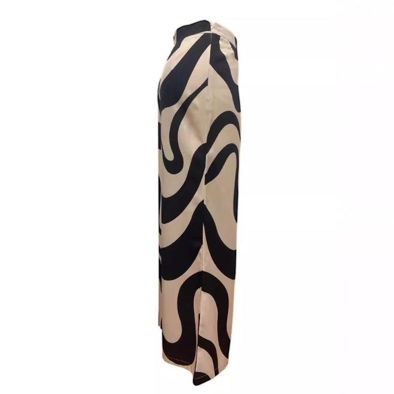 Jesen 2024., europski i američki novi stil, odmor, putovanja uz more, ležerne prugaste hlače s printom i širokim nogavicama koje pokazuju duge noge