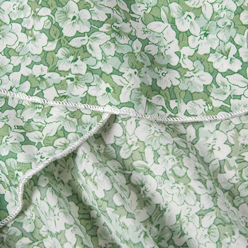 Euroopa ja Ameerika piiriülene õrn lühike nabaga kandilise kraega ülaosaga ebakorrapärane volangidega lilleline kaheosaline komplekt