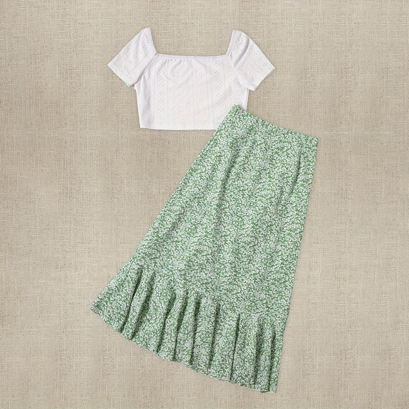 Euroopa ja Ameerika piiriülene õrn lühike nabaga kandilise kraega ülaosaga ebakorrapärane volangidega lilleline kaheosaline komplekt