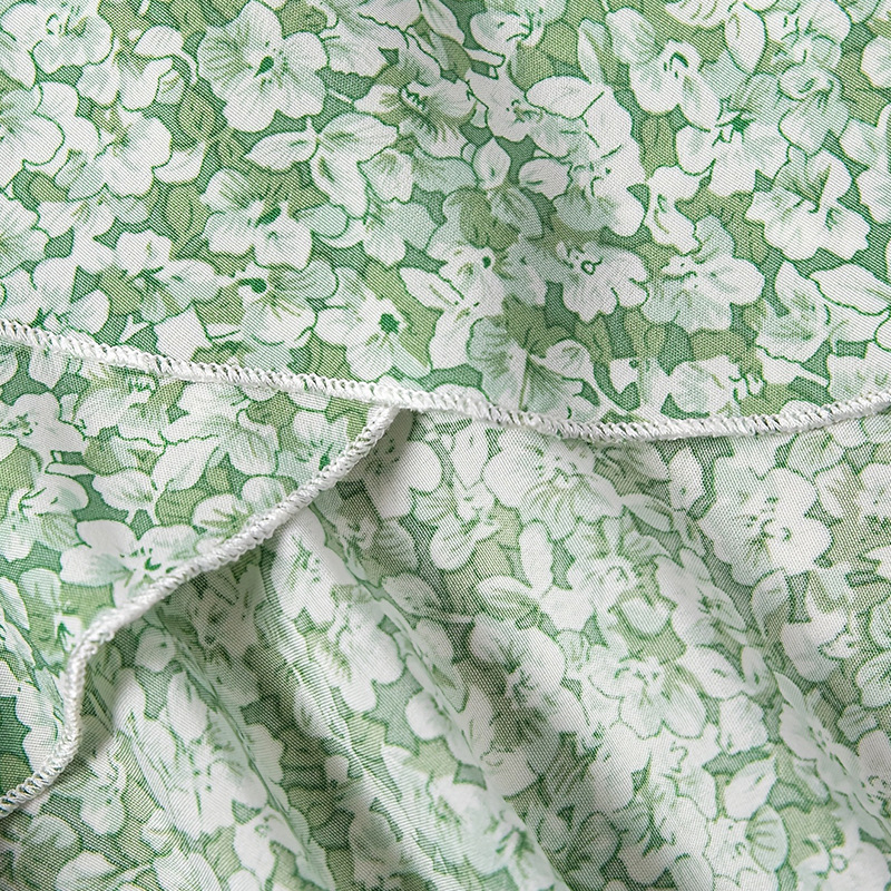 Euroopa ja Ameerika piiriülene õrn lühike nabaga kandilise kraega ülaosaga ebakorrapärane volangidega lilleline kaheosaline komplekt