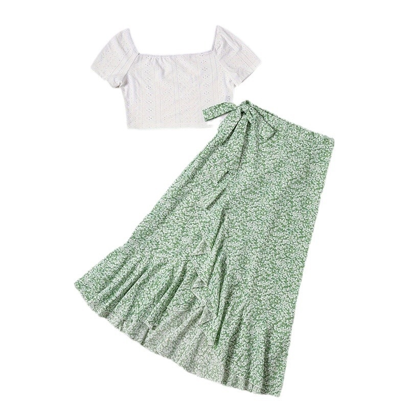 Euroopa ja Ameerika piiriülene õrn lühike nabaga kandilise kraega ülaosaga ebakorrapärane volangidega lilleline kaheosaline komplekt