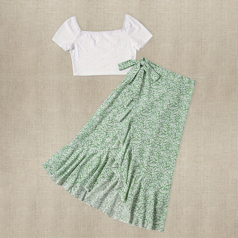 Euroopa ja Ameerika piiriülene õrn lühike nabaga kandilise kraega ülaosaga ebakorrapärane volangidega lilleline kaheosaline komplekt