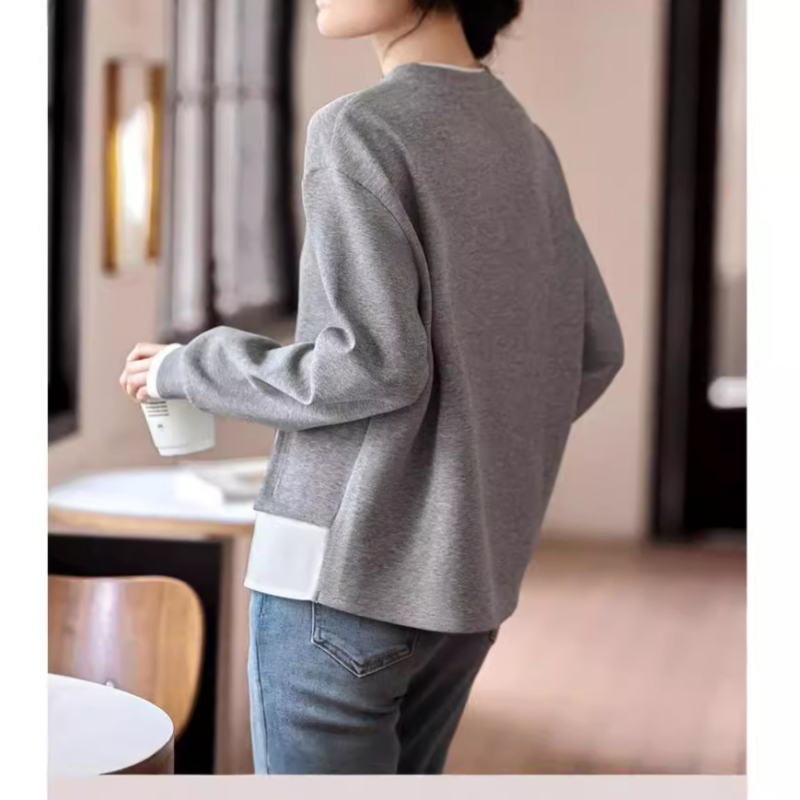 Sivi ženski pulover s okruglim izrezom, proljetni dizajn, sense niche šavovi, kontrastna boja, lažni dvodijelni unutarnji gornji dio