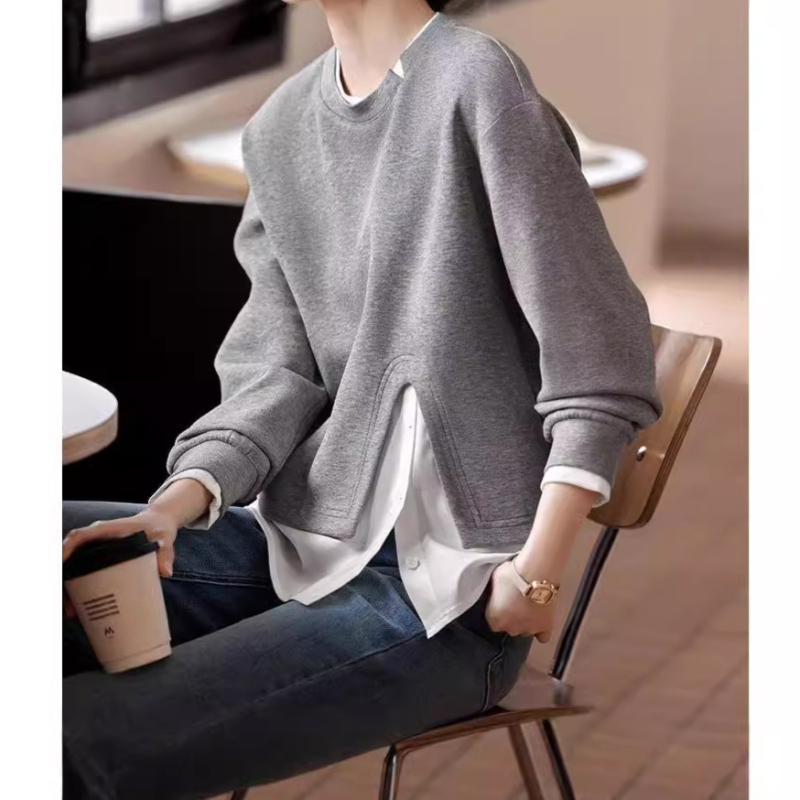 Sivi ženski pulover s okruglim izrezom, proljetni dizajn, sense niche šavovi, kontrastna boja, lažni dvodijelni unutarnji gornji dio