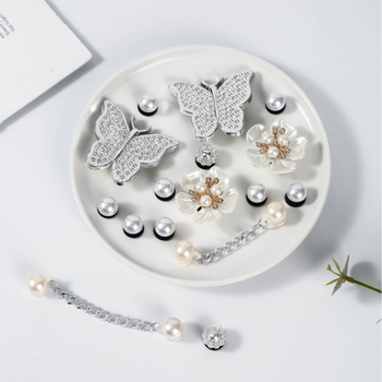 Piiriülesed krokodillkingad naiste suvised ülerõivad isetegemise mood liblikas lilleline metallkett uued vabaajajalatsid lilleline kingapandlaga