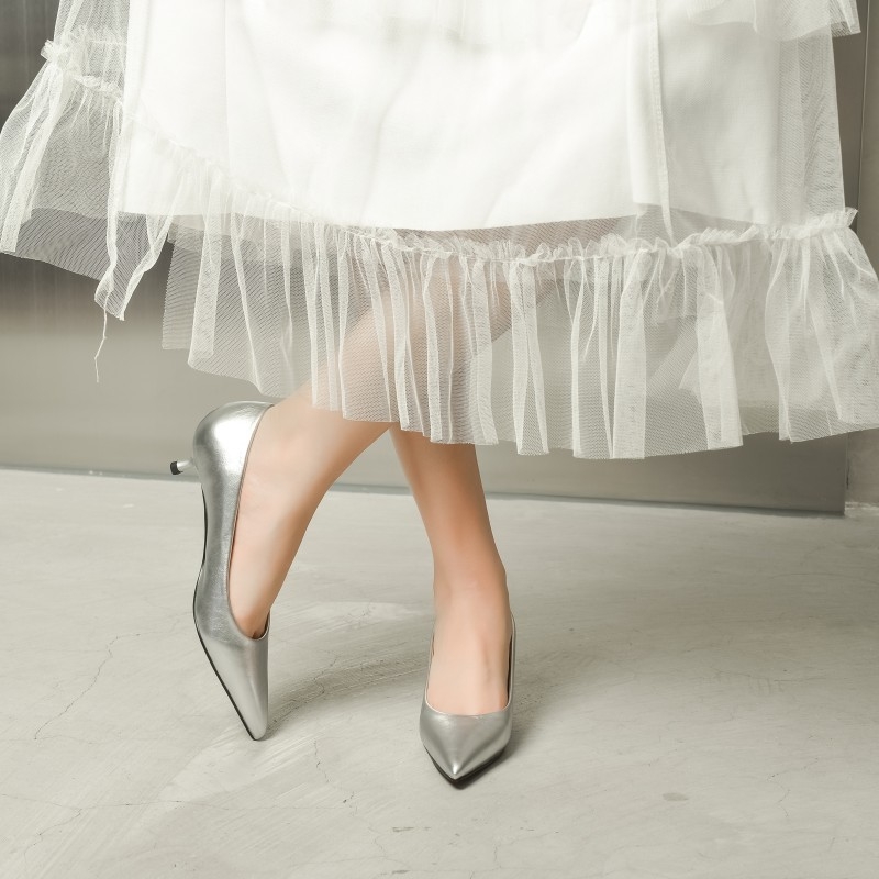 Nagykereskedelmi 3 cm-es ezüst tavaszi és őszi új kis sarkú cipők francia kis magas sarkú, egyrétegű cipők hegyes sarkú tűsarkú munkacipő nőknek