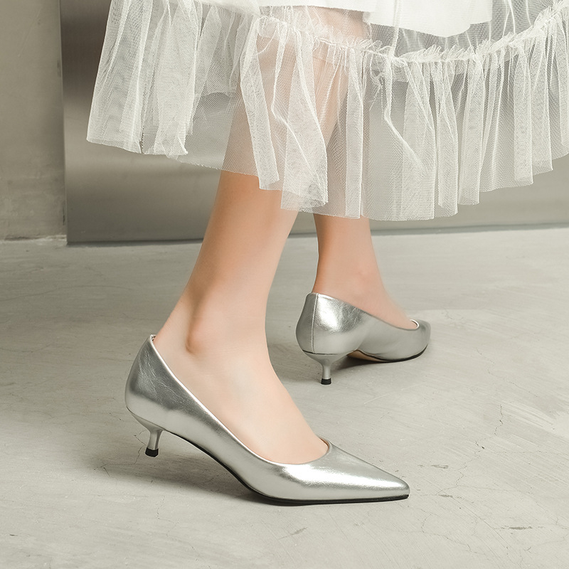 Nagykereskedelmi 3 cm-es ezüst tavaszi és őszi új kis sarkú cipők francia kis magas sarkú, egyrétegű cipők hegyes sarkú tűsarkú munkacipő nőknek