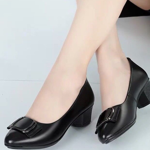 Fekete, alacsony sarkú lapos talpú cipők 2025 tavaszi új stílus középkorúaknak és időseknek, puha talpú, kényelmes anyák munkacipői, női bőrcipők