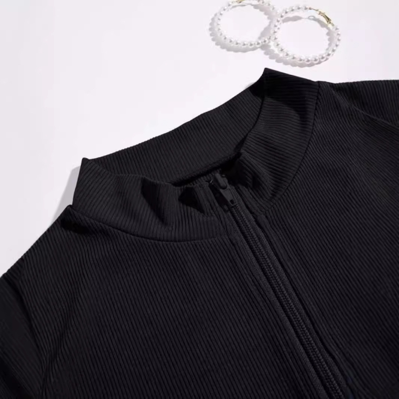 Europietiška ir amerikietiška 2025 m. tarpvalstybinė, vienos dalies europietiška ir amerikietiška, plona, pusiau užtrauktuku užsegama, stovima apykakle, be rankovių, moteriška liemenė. Nauja, seksuali.