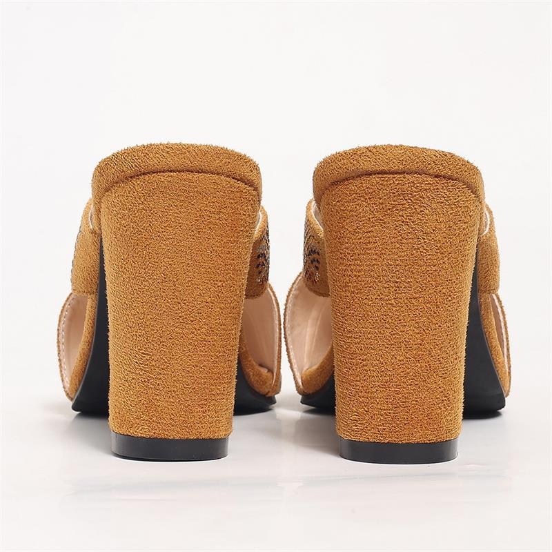 Naiste 2025. aasta kevad- ja suvepidulikud pluss-suuruses Baotou kõrge kontsaga sandaalid, uued Euroopa ja Ameerika terava kontsaga paksu kontsaga moesandaalid