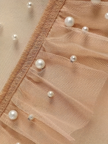 Didelio dydžio kontrastingo tinklinio megztinio, vienspalvio, moteriško rudens ir žiemos ilgomis rankovėmis, laisvo plono viršaus, išparduotuvėje.