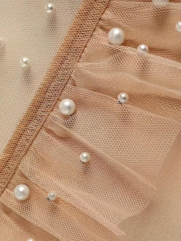 Didelio dydžio kontrastingo tinklinio megztinio, vienspalvio, moteriško rudens ir žiemos ilgomis rankovėmis, laisvo plono viršaus, išparduotuvėje.