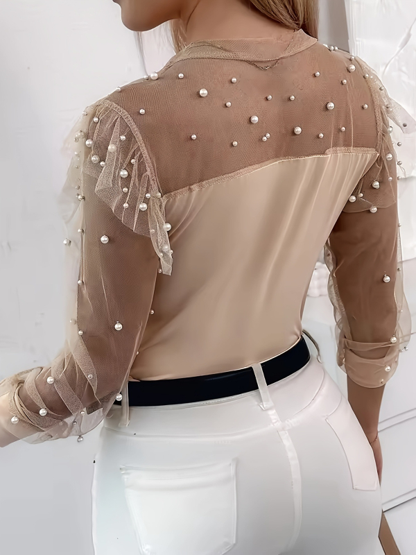 Didelio dydžio kontrastingo tinklinio megztinio, vienspalvio, moteriško rudens ir žiemos ilgomis rankovėmis, laisvo plono viršaus, išparduotuvėje.