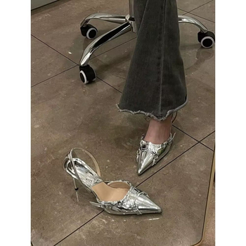 2023 Új hegyes orrú, sekély szájú, szegecscsatos, ezüst lakkbőr, egyrétegű, szexi, üreges tűsarkú, női magassarkú cipő
