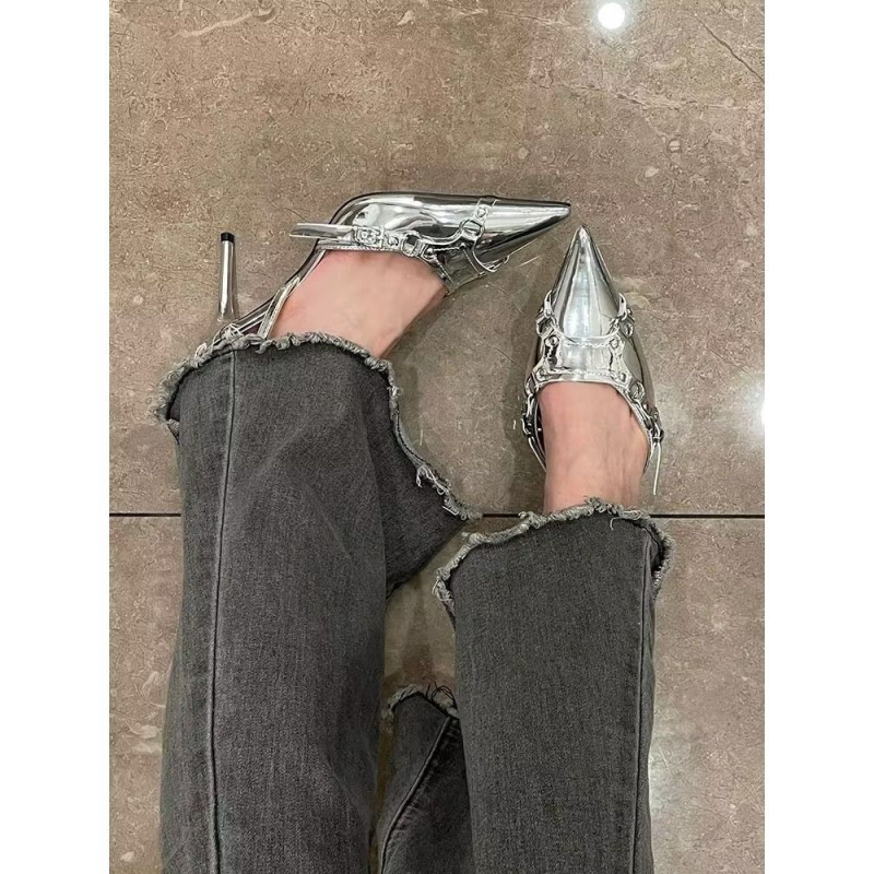 2023 Új hegyes orrú, sekély szájú, szegecscsatos, ezüst lakkbőr, egyrétegű, szexi, üreges tűsarkú, női magassarkú cipő