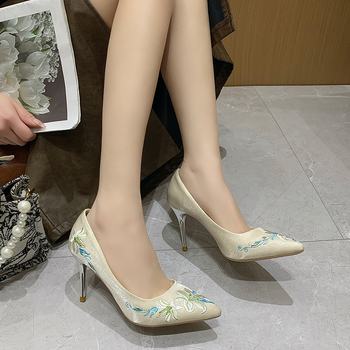 Európai és amerikai divatos női magas sarkú cipők, 2024 tavaszi és őszi, új, hegyes tűsarkú, hímzett, női egyszínű cipők