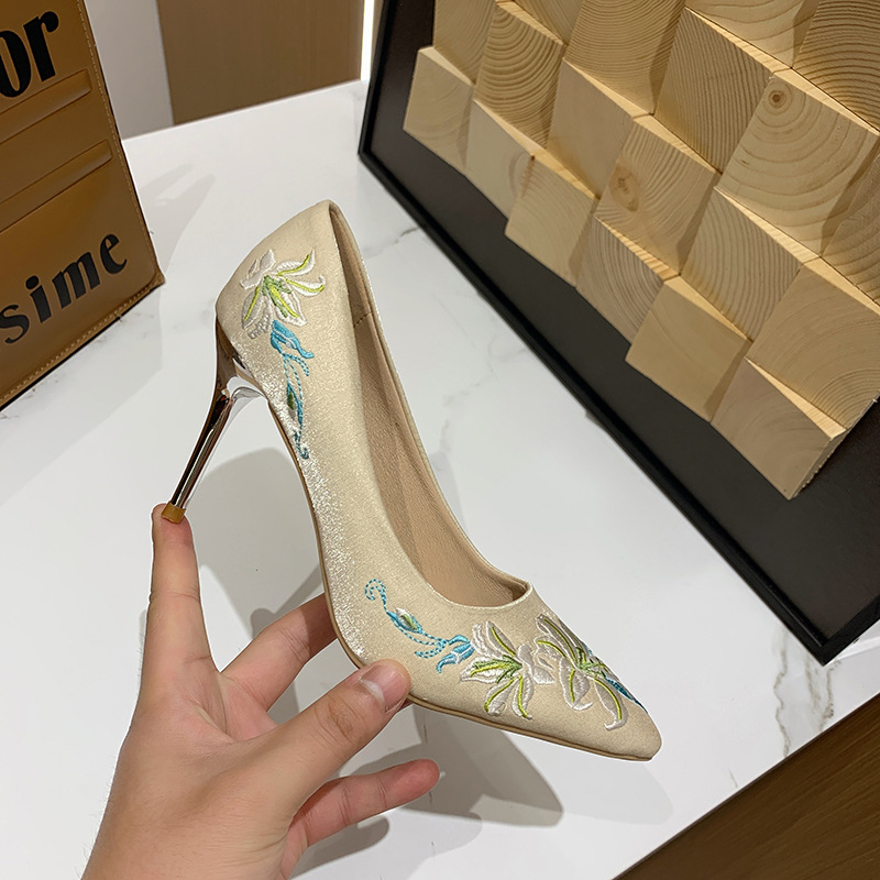 Európai és amerikai divatos női magas sarkú cipők, 2024 tavaszi és őszi, új, hegyes tűsarkú, hímzett, női egyszínű cipők