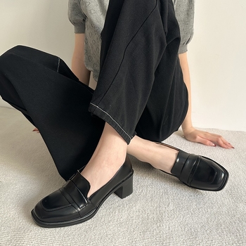 Naujo stiliaus kvadratinių kojų pirštų užsegami elegantiški vieno sluoksnio bateliai 2025 m. pavasario storais kulnais britiško stiliaus maži odiniai bateliai moteriški prancūziški vidutinio kulno vieno sluoksnio bateliai