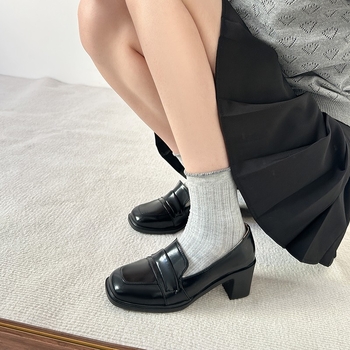 Naujo stiliaus kvadratinių kojų pirštų užsegami elegantiški vieno sluoksnio bateliai 2025 m. pavasario storais kulnais britiško stiliaus maži odiniai bateliai moteriški prancūziški vidutinio kulno vieno sluoksnio bateliai