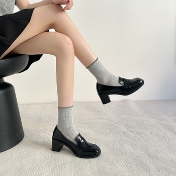 Naujo stiliaus kvadratinių kojų pirštų užsegami elegantiški vieno sluoksnio bateliai 2025 m. pavasario storais kulnais britiško stiliaus maži odiniai bateliai moteriški prancūziški vidutinio kulno vieno sluoksnio bateliai
