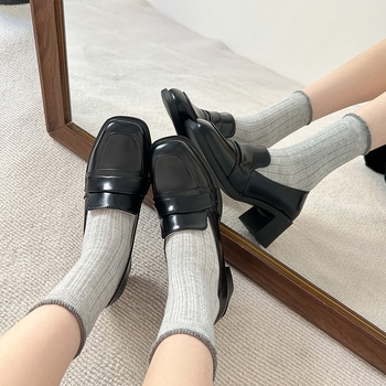 Naujo stiliaus kvadratinių kojų pirštų užsegami elegantiški vieno sluoksnio bateliai 2025 m. pavasario storais kulnais britiško stiliaus maži odiniai bateliai moteriški prancūziški vidutinio kulno vieno sluoksnio bateliai