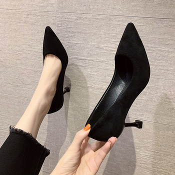 2023-as új fekete magassarkú, 5 cm-es, kényelmes, hegyes sarkú, mindenhez illő, közepes és professzionális munkaruha bőrcipő, gyári nagykereskedelmi beszállítói készlet