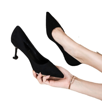 2023-as új fekete magassarkú, 5 cm-es, kényelmes, hegyes sarkú, mindenhez illő, közepes és professzionális munkaruha bőrcipő, gyári nagykereskedelmi beszállítói készlet