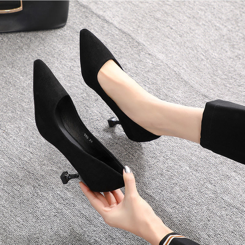 2023-as új fekete magassarkú, 5 cm-es, kényelmes, hegyes sarkú, mindenhez illő, közepes és professzionális munkaruha bőrcipő, gyári nagykereskedelmi beszállítói készlet