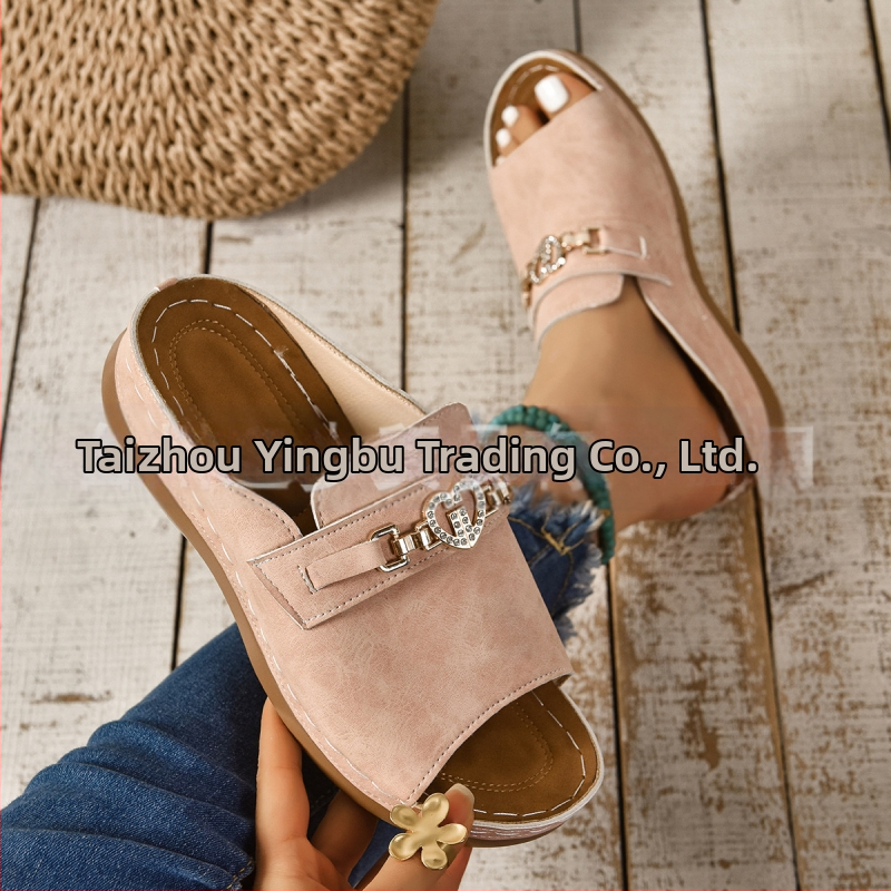 Външнотърговски обувки с големи размери риба уста с метални аксесоари, разклащане на линия, 2025 лято, нови плажни сандали с отворени пръсти за жени