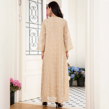 2025-ös határokon átnyúló bankett stílusú V-nyakú, hullámmintás, geometrikus, aranyfóliás hímzéses, applikált, flitteres, harang alakú ujjú, etnikai stílusú