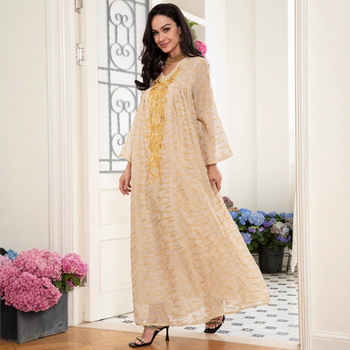 2025-ös határokon átnyúló bankett stílusú V-nyakú, hullámmintás, geometrikus, aranyfóliás hímzéses, applikált, flitteres, harang alakú ujjú, etnikai stílusú