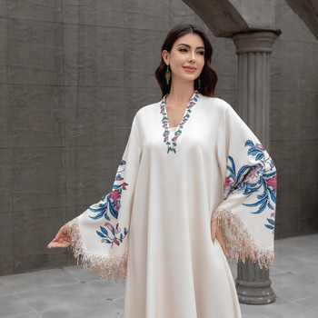 SW0916 Közel-keleti, határon átnyúló muszlim nőknek szánt, V-nyakú, hímzett, bojtos temperamentumú arab abaya ruha