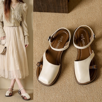 Xiaoxiangi stiilis Baotou sandaalid naiste suvised pealisrõivad 2025. aasta uus stiil Guofeng ühesõnaline vöö väljaminevad õõnsad õõnsad tagumised õõnsad ühekihilised kingad