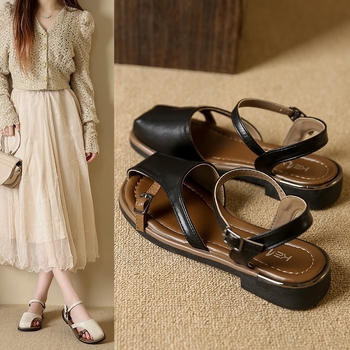 Xiaoxiangi stiilis Baotou sandaalid naiste suvised pealisrõivad 2025. aasta uus stiil Guofeng ühesõnaline vöö väljaminevad õõnsad õõnsad tagumised õõnsad ühekihilised kingad