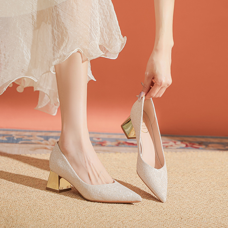 Francia pezsgőszínű, plus size magassarkú, női egyszerű, mindenhez illő, elegáns, vastag sarok, nem fáradt, hegyes orrú, menyasszonyi cipők szoknyával