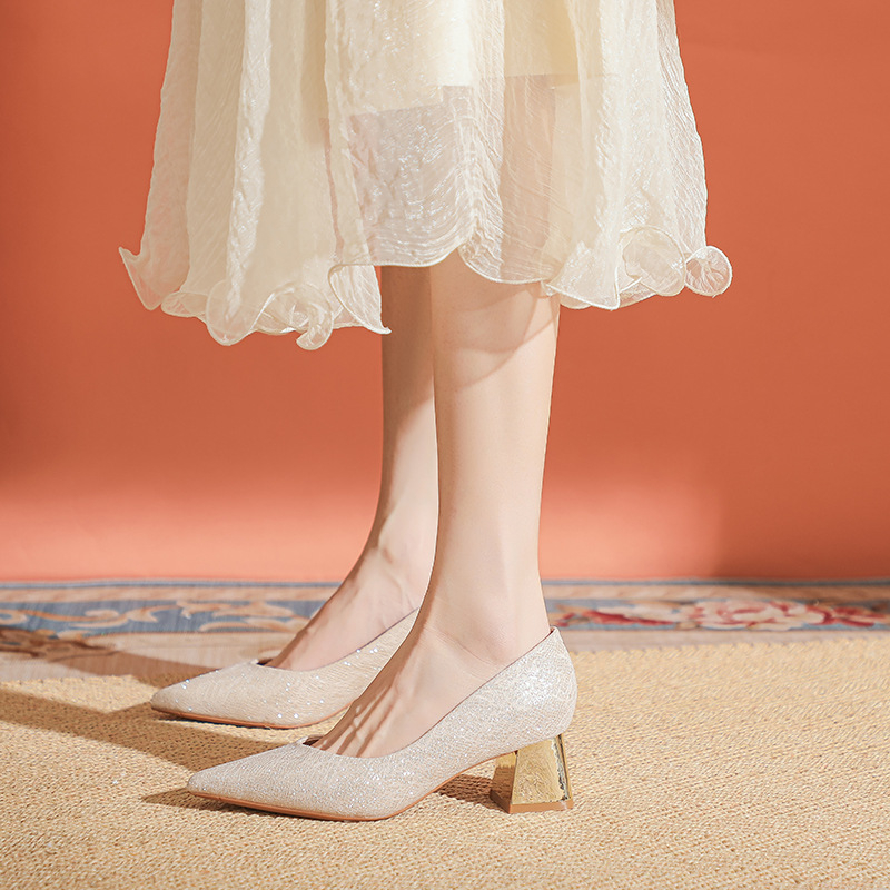 Francia pezsgőszínű, plus size magassarkú, női egyszerű, mindenhez illő, elegáns, vastag sarok, nem fáradt, hegyes orrú, menyasszonyi cipők szoknyával