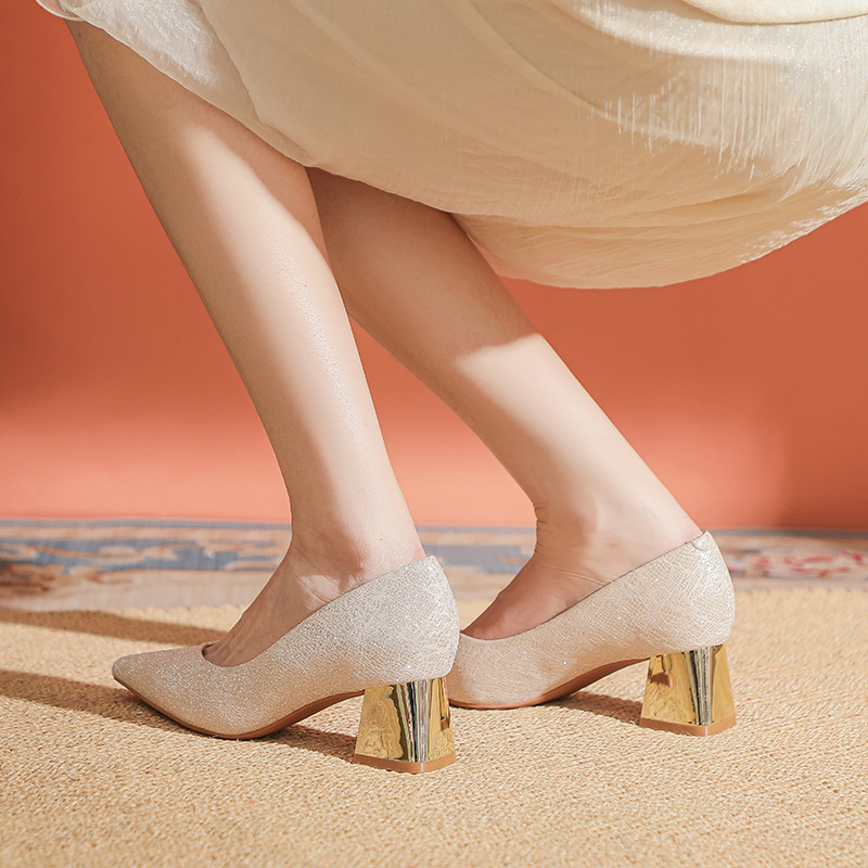 Francia pezsgőszínű, plus size magassarkú, női egyszerű, mindenhez illő, elegáns, vastag sarok, nem fáradt, hegyes orrú, menyasszonyi cipők szoknyával