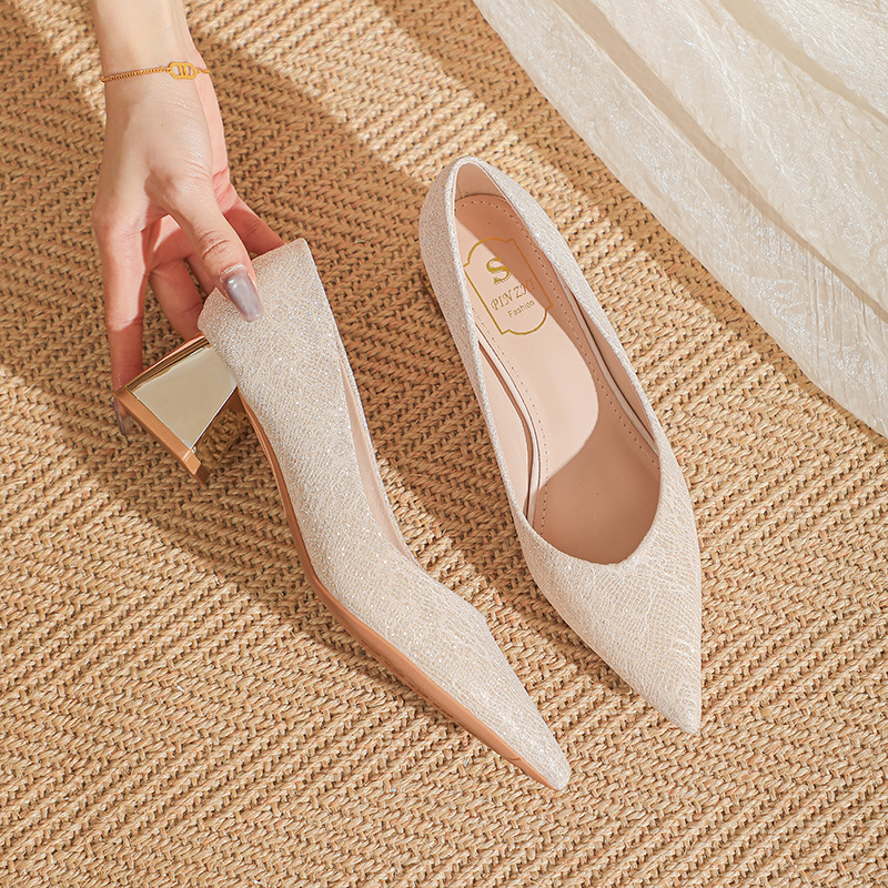 Francia pezsgőszínű, plus size magassarkú, női egyszerű, mindenhez illő, elegáns, vastag sarok, nem fáradt, hegyes orrú, menyasszonyi cipők szoknyával