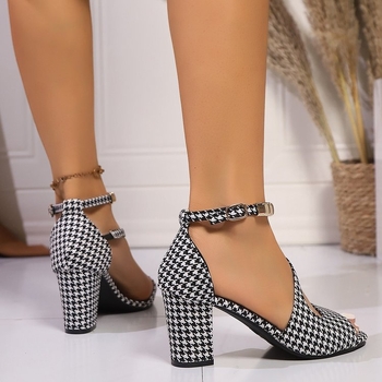 Nyári új érkezésű csatos római vastag sarkú szandál női koreai stílusú hétköznapi magas sarkú gyöngyös halorrú női szandál plus size