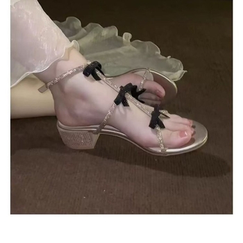 Strasszos masnis ezüst szandálok Női 2025 nyári vastag sarkú tündér stílusú külső viselet szandál masnival