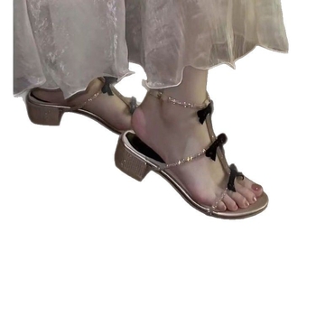 Strasszos masnis ezüst szandálok Női 2025 nyári vastag sarkú tündér stílusú külső viselet szandál masnival