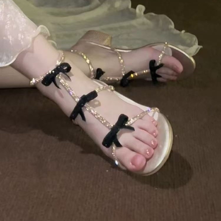 Strasszos masnis ezüst szandálok Női 2025 nyári vastag sarkú tündér stílusú külső viselet szandál masnival