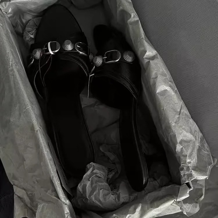 Európai és amerikai retro szegecses magas sarkú félcipő női vékony sarkú szexi, mindenhez illő, punk stílusú, nyári divatos, egyszavas szandál